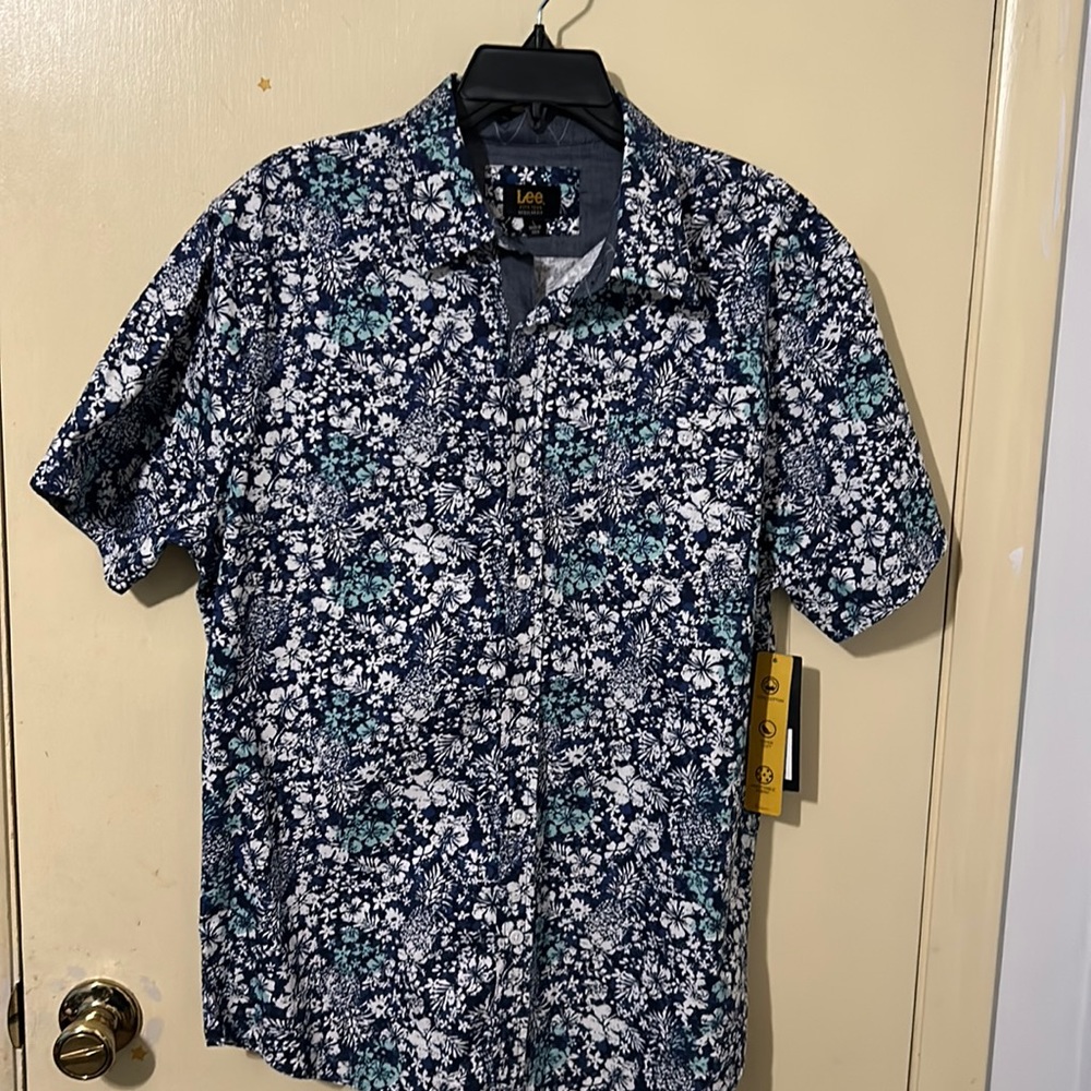 Lee Black Iris Floral Pattern Short Sleeve Men Shirt. NWT Size Large